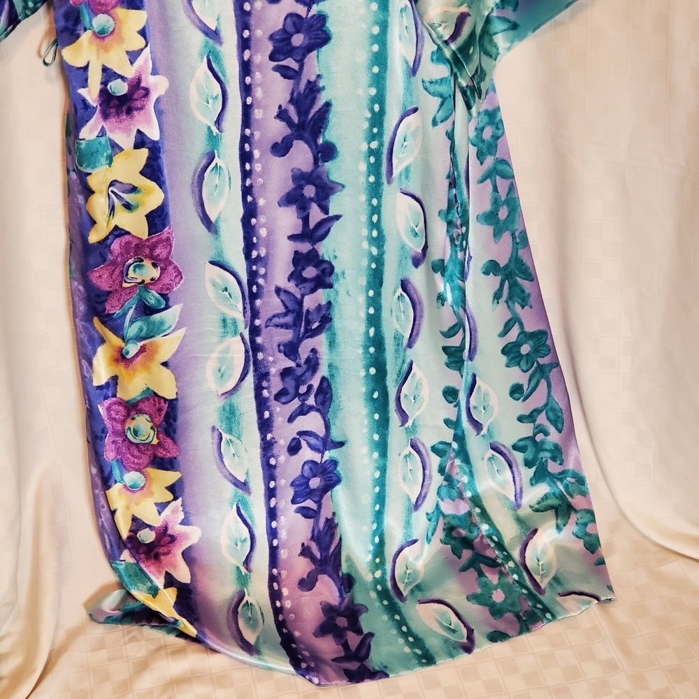 Beautiful Floral Robe - Picture 5 of 8